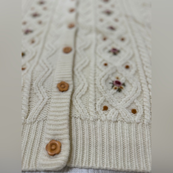 Woodward’s Vintage Oversized Wooden Button Cardigan - Picture 6 of 11